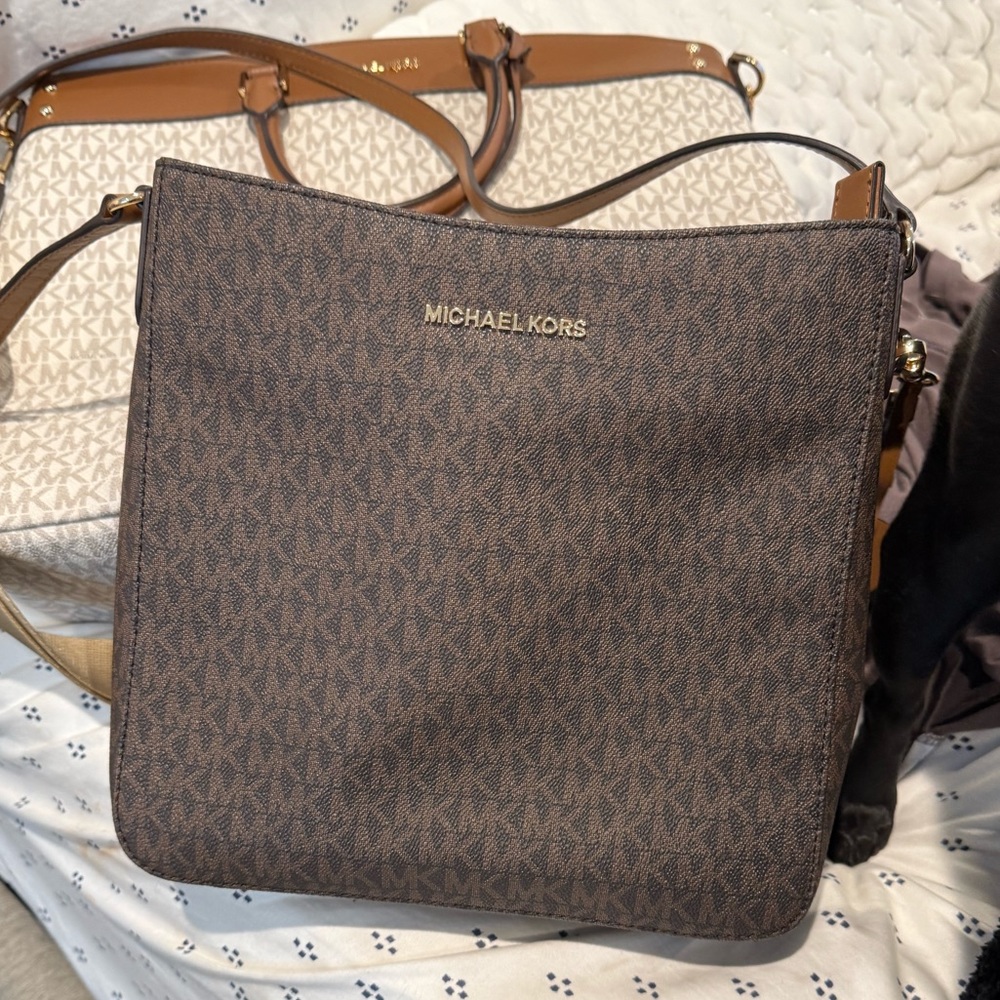 Michael Kors Jet Set Travel Small Signature Logo
Messenger Bag